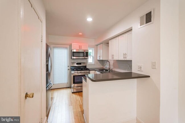 Building Photo - 2107 Clymer St