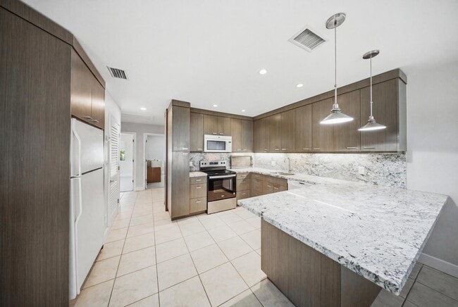 Building Photo - 138 Indies Dr N
