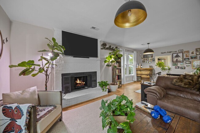 Building Photo - Adorable End-Unit Townhome in Desirable No...