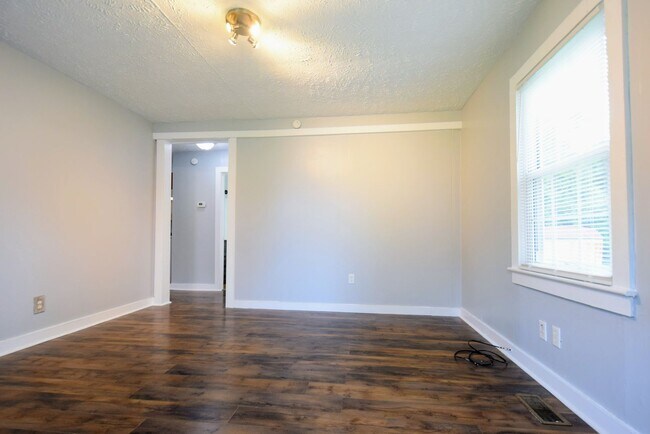 Building Photo - 809 Varsity Dr