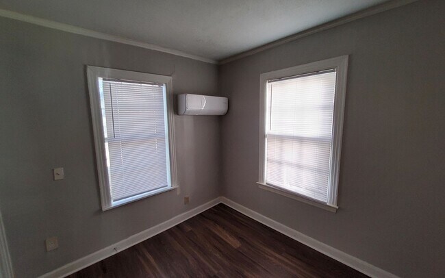Building Photo - SECTION 8 WELCOME/ 1/2 OFF 1ST MONTH'S REN...