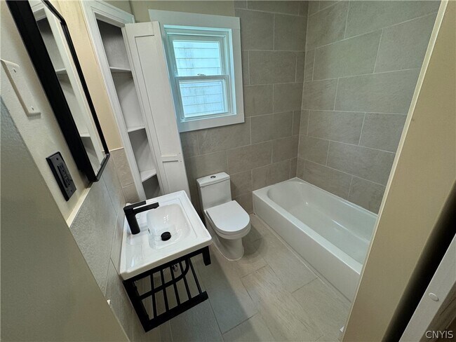 Building Photo - 423 Wendell Terrace