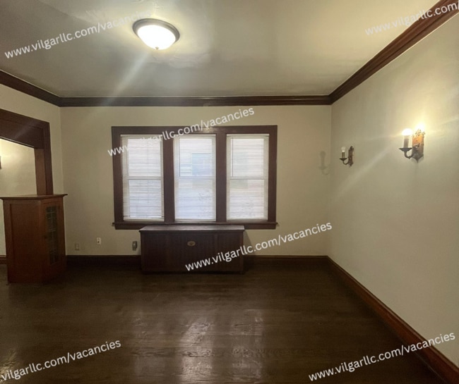 Building Photo - 3 large bedrooms, 1 full bath home in Gary...