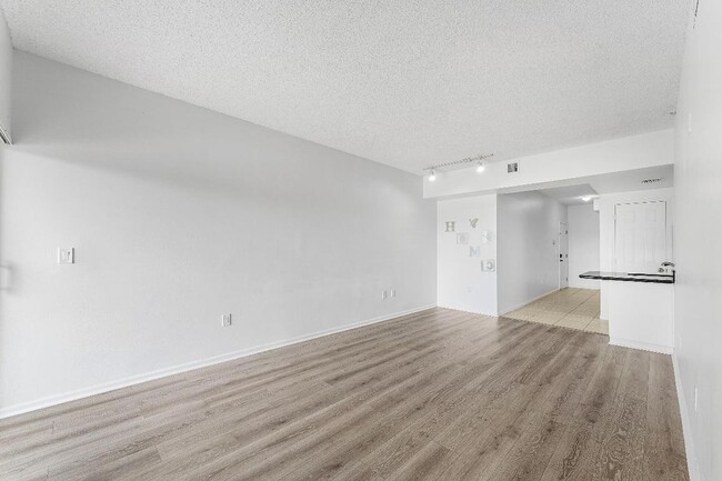 Building Photo - 2100 Greenview Shores Blvd