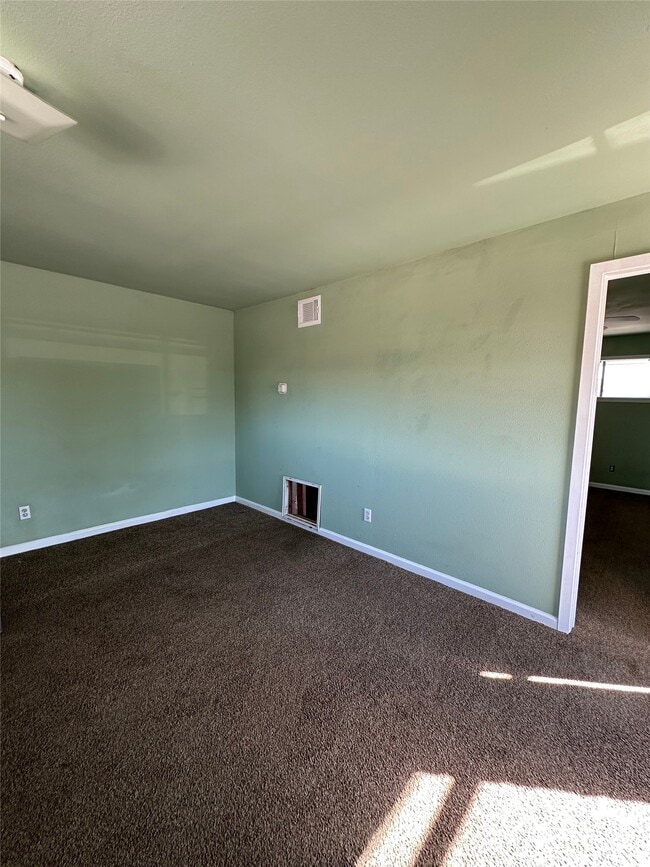 Building Photo - 516 Holiday Dr