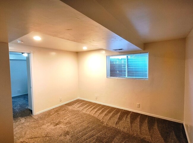 Building Photo - Updated 4 Bd 3 Ba Home in Sandy