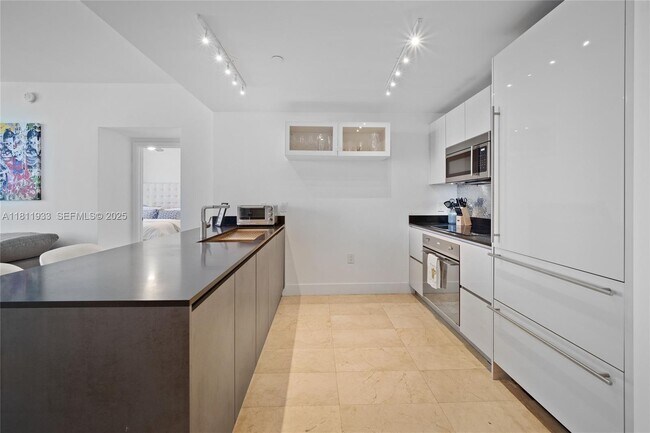 Building Photo - 1010 Brickell Ave