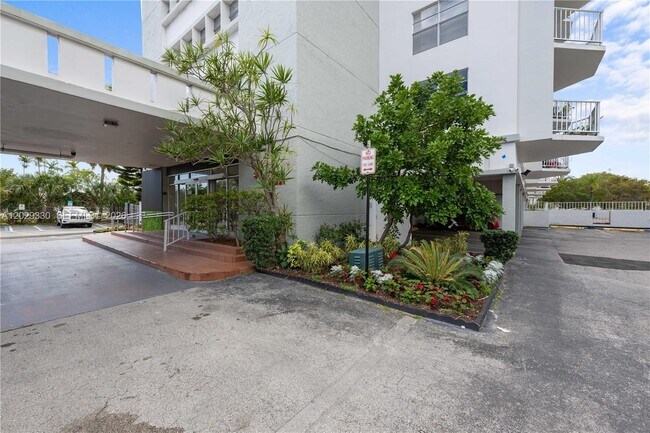 Building Photo - 16710 NE 9th Ave