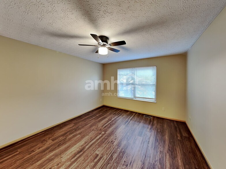 Building Photo - 22 Lantern Chase Dr