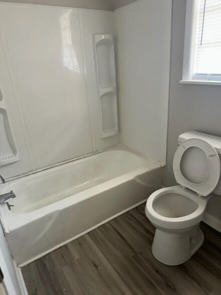 Building Photo - 208 Cloverleaf Dr