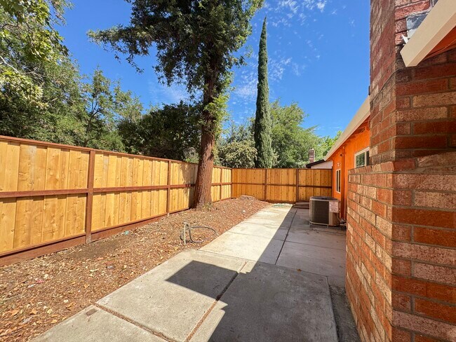 Building Photo - 2412 Sequoia Dr