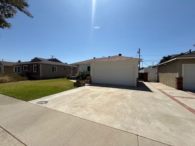 Building Photo - REDONE CUTE 2BED/1BATH HOUSE W/ REFURBISHE...