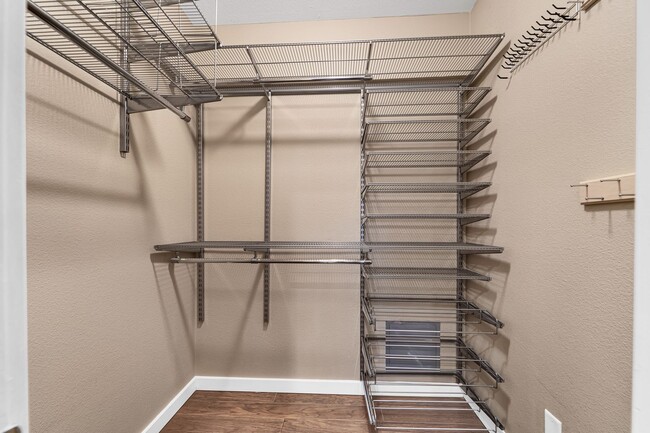 Building Photo - Beautifully Remodeled 1 Bed / 1 Bath with In-Unit Laundry + 3 Parking Spaces