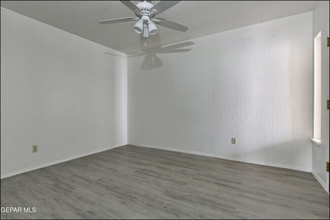 Building Photo - 6201 ESCONDIDO Dr