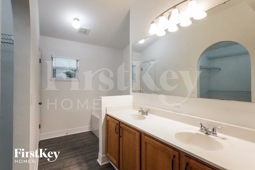 Building Photo - 1019 Susan Dr