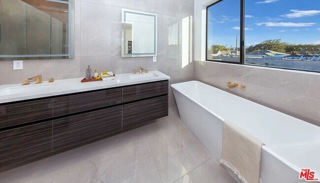 Building Photo - 1637 S Sherbourne Dr