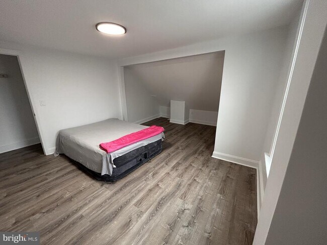 Building Photo - 1067 S Clinton Ave