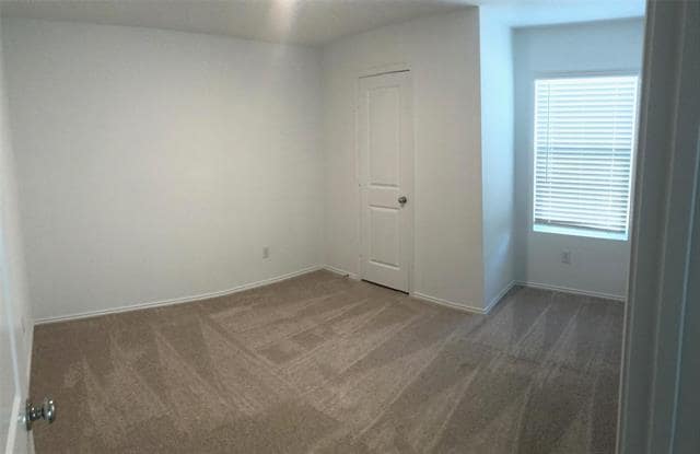 Building Photo - 700 Dashwood Dr