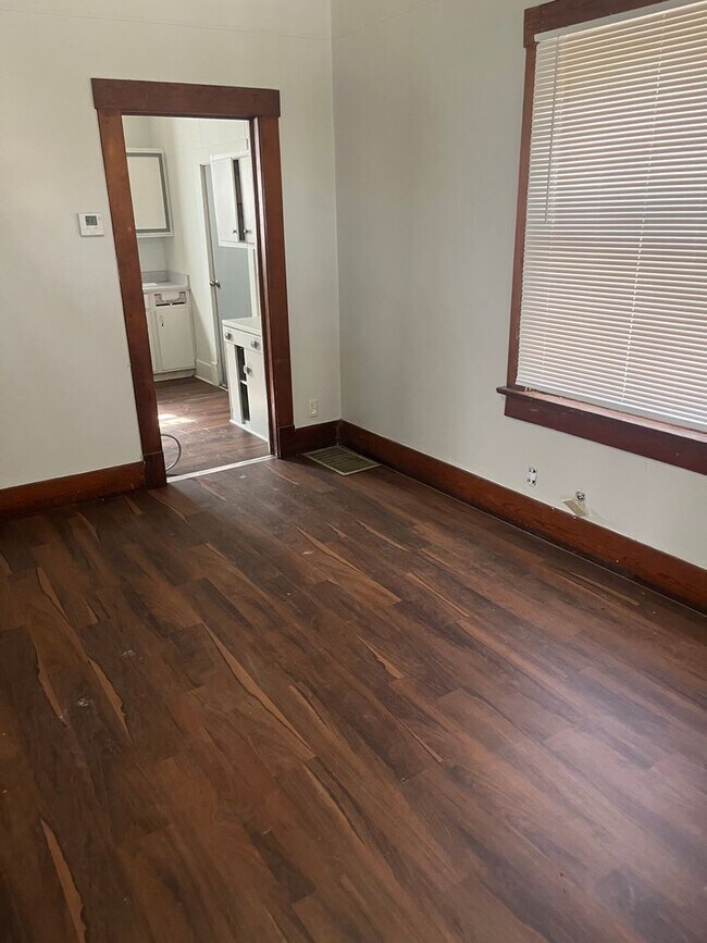 Building Photo - $795 - 2 bed 1 bath - Single Family Home