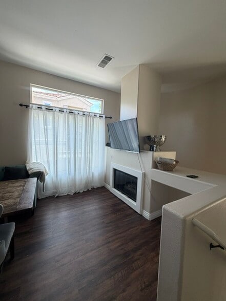 Building Photo - 205 Montana del Lago Dr
