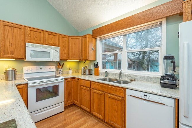 Building Photo - West Asheville Rental! Co-housing Development