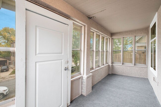 Building Photo - 3 bed/1.5 Bath Single Family Home