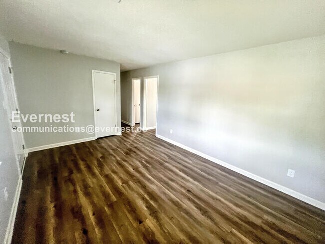 Building Photo - 3 Bed, 2 Bath Home with Carport / Pet-Friendly / Coming Soon!