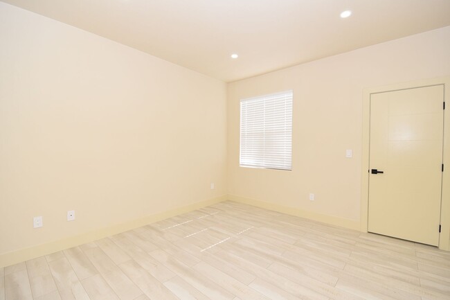 Building Photo - Modern 1-Bedroom Condo in Coronado Palms!