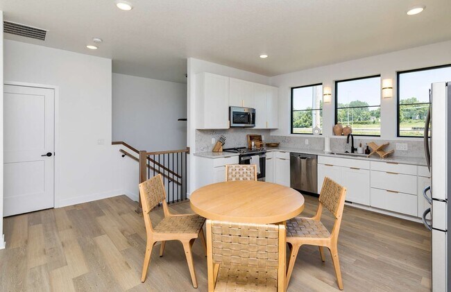 Building Photo - 1389 Keosauqua Way