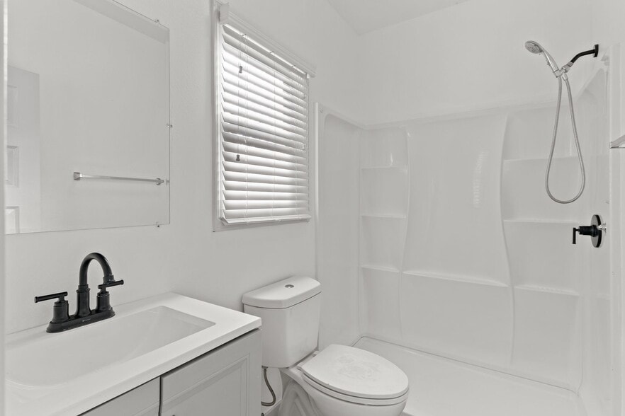 Building Photo - 526 Magnolia Ave