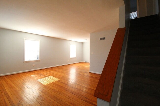 Building Photo - March FREE On This 2 Bedroom 2 Bath Duplex In The Waldo Area