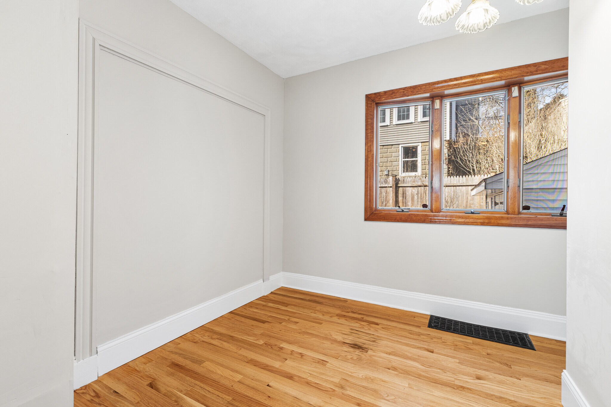Building Photo - 1 Oak Grove Ct
