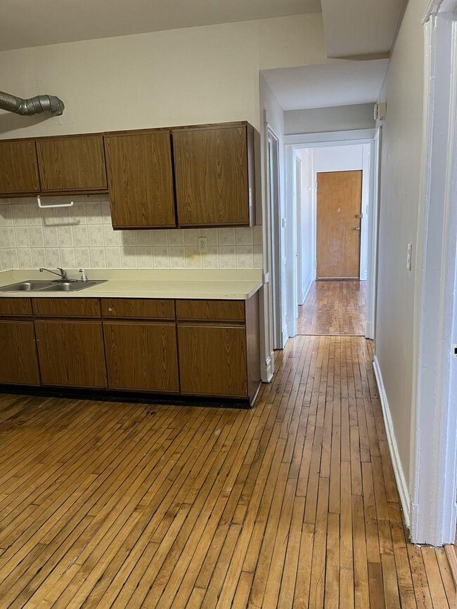 Building Photo - 2 bedroom in Chicago IL 60622