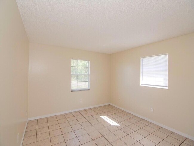 Building Photo - 1190 SE Puritan Ln
