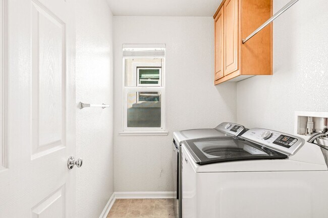 Building Photo - Beautiful single 4 Bed, 2.5 Bath Family Home in Quiet Neighborhood!