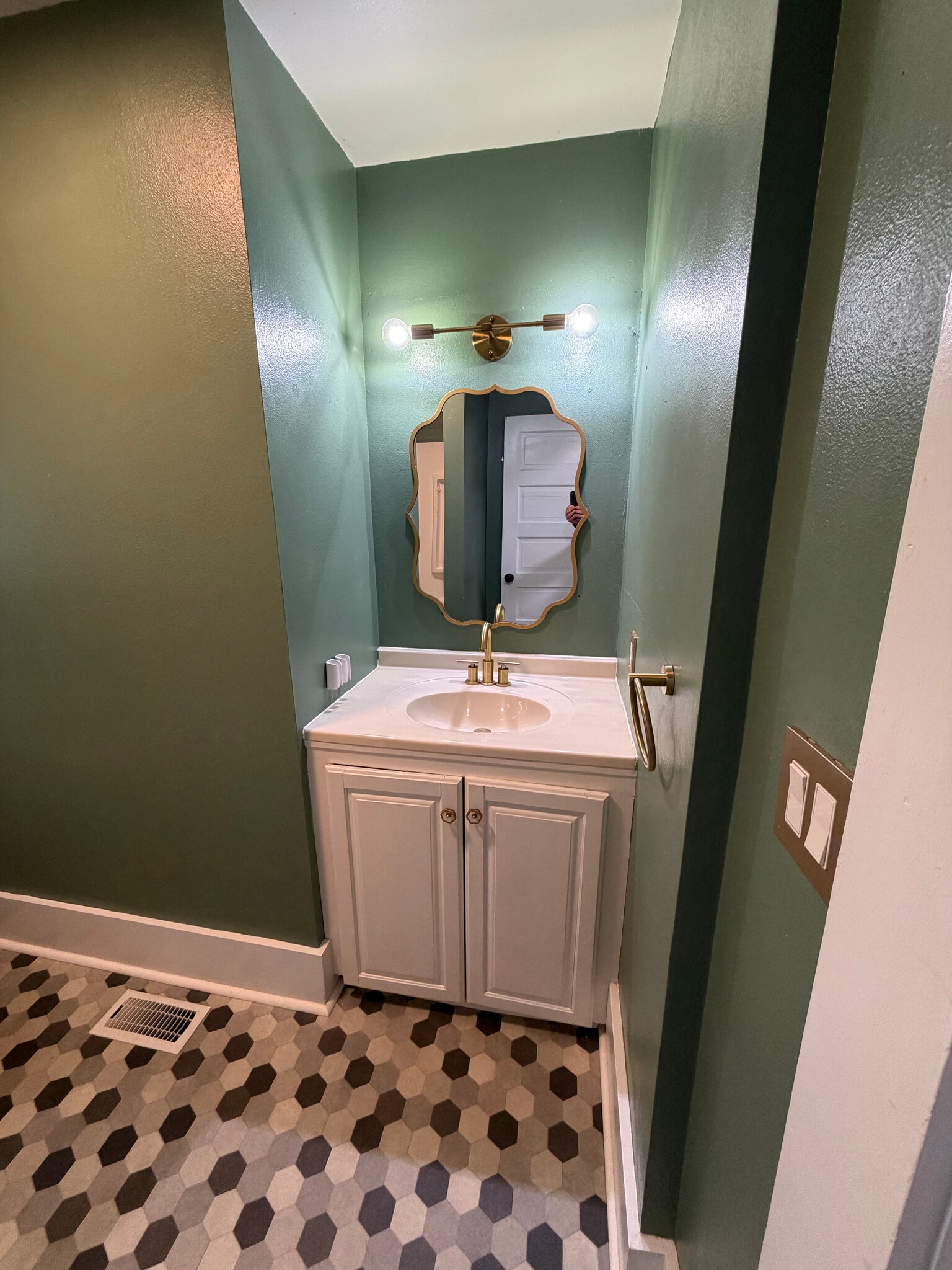bathroom - 210 S Jefferson St