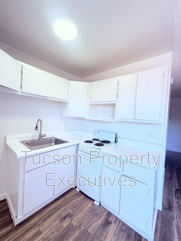 Building Photo - 3810 E Monte Vista Dr