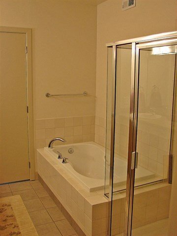 Building Photo - Stylish NW Contemporary 2 Bed, 2 Bath Cond...