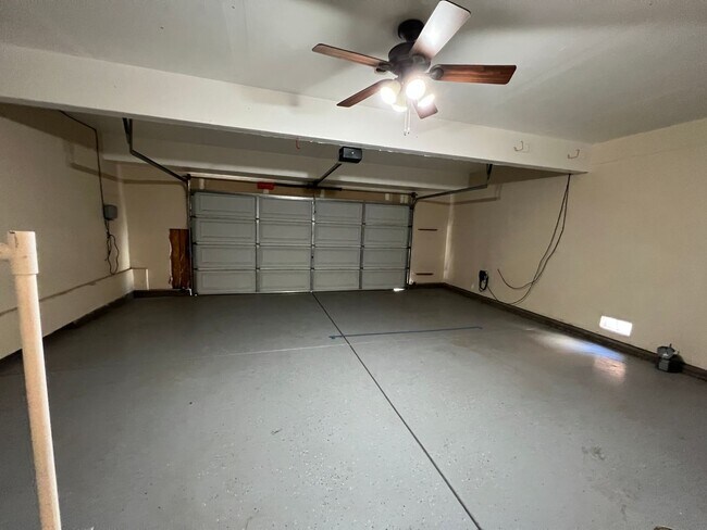 Building Photo - Large 4 bedroom located on a well maintained court!