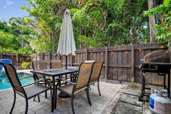 Building Photo - 1705 NE 11th St