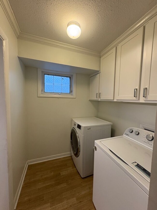 Building Photo - Spacious 4 Bed 2.5 bath Home Close to Fort...