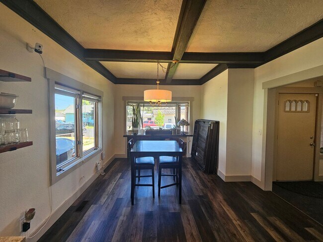 Building Photo - Beautiful Home in the Spokane