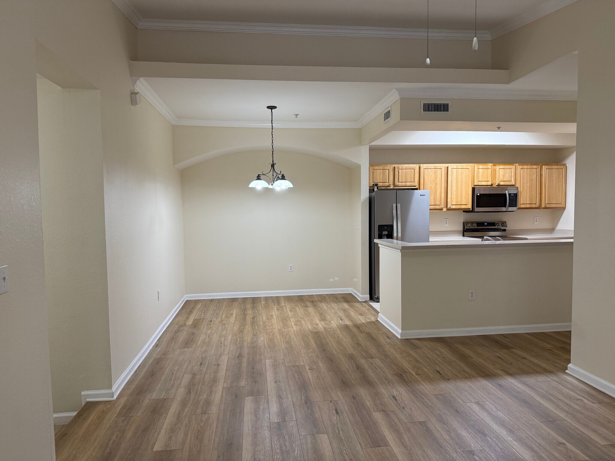 Brad New Upgraded Flooring and Kitchen Appliances - 10075 Gate Pky N