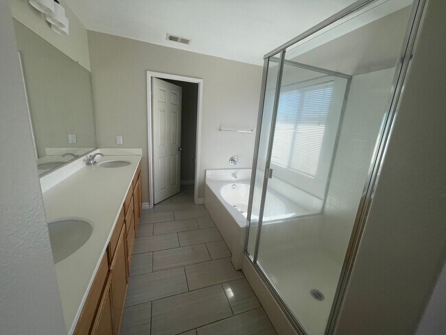 Building Photo - Adelanto- Beautiful 4 Bedrooms, 2.5 Bathro...