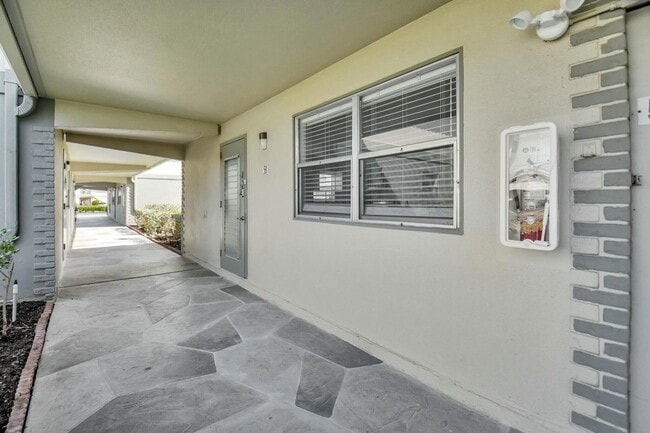 Building Photo - 581 Monaco Way