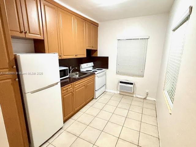 Building Photo - 828 Salzedo St