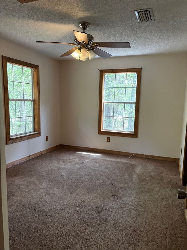 Building Photo - Cozy 2 Bedroom Retreat Available SOON!