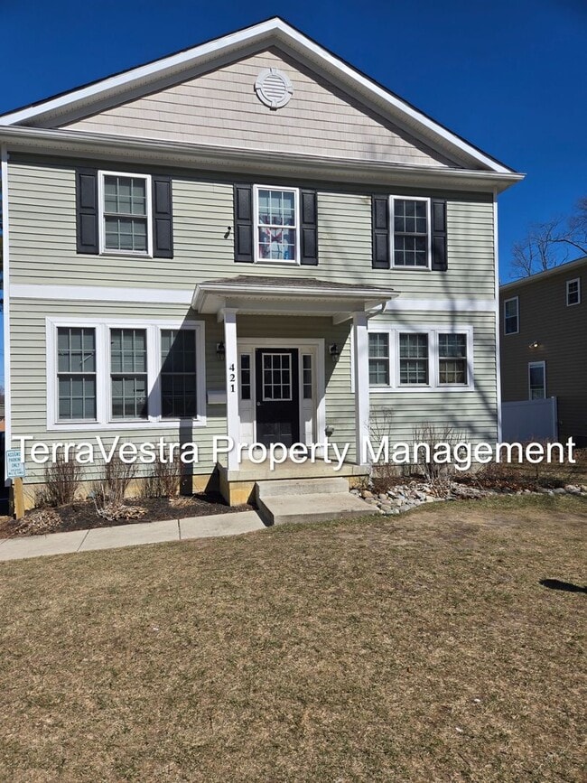 Building Photo - Now Showing for 2026-2027 school year 6/1 move in 10 Bedroom 4.5 Bath College rental