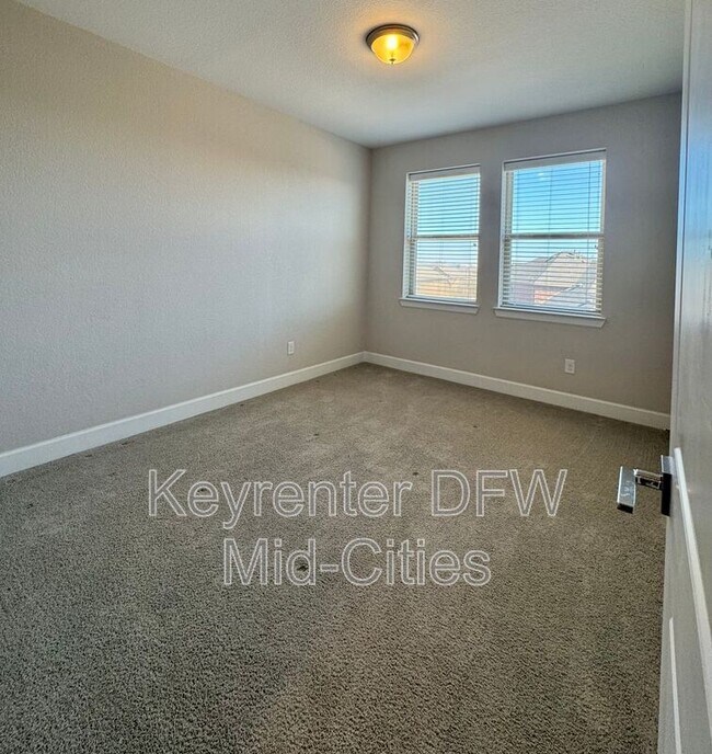 Building Photo - 6726 DeLeon St