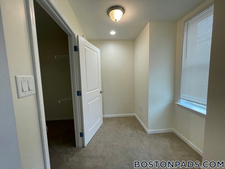 Building Photo - 152 Thornton St